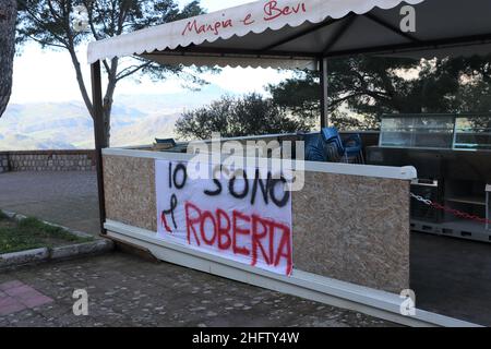 Foto Alberto Lo Bianco/Lapresse 04-02-2021 Caccamo - Palerme - Italia Cronaca Omicidio Roberta Siragusa: oggi i funerali a Caccamo Nella foto:Striscioni contro il femminicidio e per ricordare la piccola Roberta Siragusa photo Alberto Lo Bianco/Lapresse 04-février -2021 Caccamo - Palerme - Italie Actualités funéraire de Roberta Siragusa à Caccamo dans les bannières pic contre le féminicide et pour se souvenir de Little Roberta Siragusa Banque D'Images