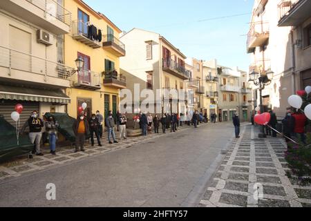 Foto Alberto Lo Bianco/Lapresse 04-02-2021 Caccamo - Palerme - Italia Cronaca Omicidio Roberta Siragusa: oggi i funerali a Caccamo Nella foto:Attesa per l'arrivo del feretro di Roberta Syracuse photo Alberto Lo Bianco/Lapresse 04-février -2021 Caccamo - Palermo - Italie Actualités funéraire de Roberta Syracuse à Caccamo dans le cadre de la photo en attente Banque D'Images