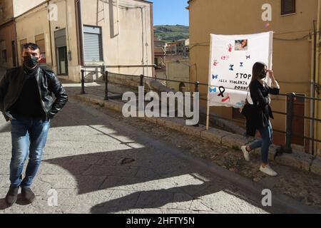 Foto Alberto Lo Bianco/Lapresse 04-02-2021 Caccamo - Palerme - Italia Cronaca Omicidio Roberta Siragusa: oggi i funerali a Caccamo Nella foto:Striscioni contro il femminicidio e per ricordare la piccola Roberta Siragusa photo Alberto Lo Bianco/Lapresse 04-février -2021 Caccamo - Palerme - Italie Actualités funéraire de Roberta Siragusa à Caccamo dans les bannières pic contre le féminicide et pour se souvenir de Little Roberta Siragusa Banque D'Images