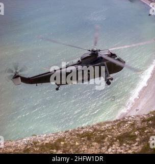 Un hélicoptère Sea King HC.4 de la Marine royale étant exploité dans le rôle de recherche et de sauvetage (SAR) par le 772 Escadron naval de l'air basé au RNAS Portland à la fin de 1980s.Le Mk4 tel qu'il était connu en service a été exploité de 1988 à 1995 lorsque l'escadron a été dissous. Banque D'Images