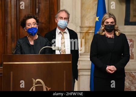 Foto Fabrizio Corradetti/Lapresse/POOL Ansa08 febbraio 2021 Roma, Italia Politica Seconda tornata delle consultazioni tra il premier incaricato Mario Draghi e i gruppi parlamentariNella foto:Minoranze linguistichePhoto Fabrizio Corradetti/Lapresse/POOL AnsaFevrier 08, 2021 Rome (Italie) politique le Premier ministre désigné Mario Draghi entame une nouvelle série de consultations avec les partis politiques italiens sur la formation d'un nouveau gouvernement largement soutenu.The pic: Groupe linguistique des minorités Banque D'Images