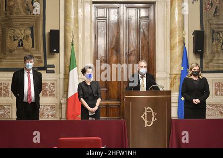 Foto Fabrizio Corradetti/Lapresse/POOL Ansa08 febbraio 2021 Roma, Italia Politica Seconda tornata delle consultazioni tra il premier incaricato Mario Draghi e i gruppi parlamentariNella foto:Minoranze linguistichePhoto Fabrizio Corradetti/Lapresse/POOL AnsaFevrier 08, 2021 Rome (Italie) politique le Premier ministre désigné Mario Draghi entame une nouvelle série de consultations avec les partis politiques italiens sur la formation d'un nouveau gouvernement largement soutenu.The pic: Groupe linguistique des minorités Banque D'Images