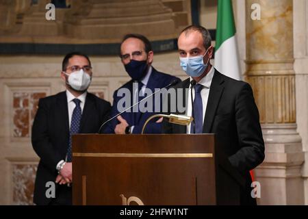 Foto Fabrizio Corradetti/Lapresse/POOL Ansa08 febbraio 2021 Roma, Italia Politica Seconda tornata delle consultazioni tra il premier incaricato Mario Draghi e i gruppi parlamentariNella foto:Maie PsiPhoto Fabrizio Corradetti/Lapresse/POOL AnsaFevrier 08, 2021 Rome (Italie) politique le Premier ministre désigné Mario Draghi entame une nouvelle série de consultations avec les partis politiques italiens sur la formation d'un nouveau gouvernement largement soutenu.le pic: Maie et psi Banque D'Images