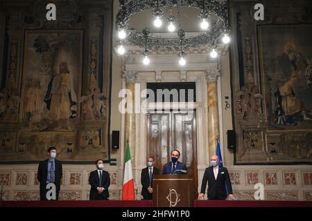 Foto Fabrizio Corradetti/Lapresse/POOL Ansa08 febbraio 2021 Roma, Italia Politica Seconda tornata delle consultazioni tra il premier incaricato Mario Draghi e i gruppi parlamentariNella foto:Maie PsiPhoto Fabrizio Corradetti/Lapresse/POOL AnsaFevrier 08, 2021 Rome (Italie) politique le Premier ministre désigné Mario Draghi entame une nouvelle série de consultations avec les partis politiques italiens sur la formation d'un nouveau gouvernement largement soutenu.le pic: Maie et psi Banque D'Images