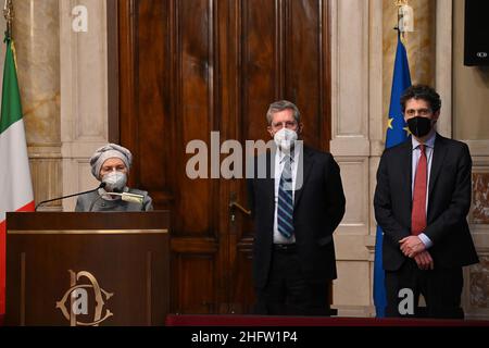 Foto Fabrizio Corradetti/Lapresse/POOL Ansa08 febbraio 2021 Roma, Italia Politica Seconda tornata delle consultazioni tra il premier incaricato Mario Draghi e i gruppi parlamentariNella foto:Azione, +Europa e Radicali - Riccardo Magi, Benedetto Della Vedova, Emma BoninoPhoto Fabrizio Corradetti/Lapresse/POOL AnsaFevrier 08, 2021 Rome (Italie) politique le Premier désigné Mario Draghi entame une nouvelle série de consultations avec les partis politiques italiens sur la formation d'un nouveau gouvernement largement soutenu.Azione, +Europa e Radicali - Riccardo Magi, Benedetto Della Vedova, Emma Bonino Banque D'Images