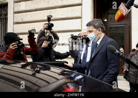 Foto Cecilia Fabiano/ Lapresse 09 febbraio 2021 Roma (Italia)Politica Secondo giro di consultazioni per la formazione del gouverno Nella foto : Matteo Renzi in via della Missione davanti Palazzo Montecitoriophoto Cecilia Fabiano/LaPresseo Renzi le 09 février 2021 Roma (Italie) Politictonic Renzi In le jour du gouvernement Banque D'Images