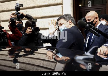 Foto Cecilia Fabiano/ Lapresse 09 febbraio 2021 Roma (Italia)Politica Secondo giro di consultazioni per la formazione del gouverno Nella foto : Matteo Renzi in via della Missione davanti Palazzo Montecitoriophoto Cecilia Fabiano/LaPresseo Renzi le 09 février 2021 Roma (Italie) Politictonic Renzi In le jour du gouvernement Banque D'Images