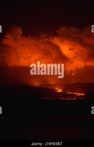 Isabela, Equateur.16th janvier 2022.La lave coule du volcan Wolf, le plus haut volcan des îles Galapagos.Le volcan de 1710 mètres de haut est en éruption depuis janvier 6.Il est de nouveau actif en janvier pour la première fois en six ans.Credit: Xavier Garcia/dpa/Alay Live News Banque D'Images