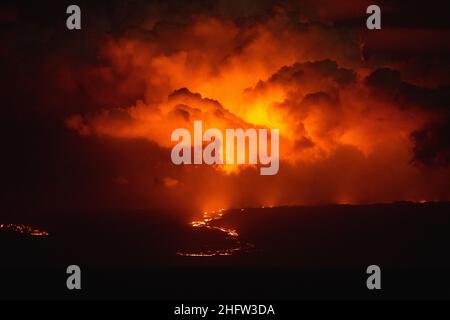 Isabela, Equateur.16th janvier 2022.La lave coule du volcan Wolf, le plus haut volcan des îles Galapagos.Le volcan de 1710 mètres de haut est en éruption depuis janvier 6.Il est de nouveau actif en janvier pour la première fois en six ans.Credit: Xavier Garcia/dpa/Alay Live News Banque D'Images