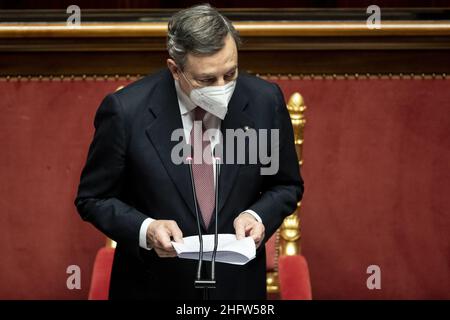 Roberto Monaldo / Lapresse 17 février 2021 et#xA0; Rome, Italie Sénat - vote de confiance sur le gouvernement Draghi dans le pic: Le Premier ministre Mario Draghi lors de son discours au Sénat Banque D'Images