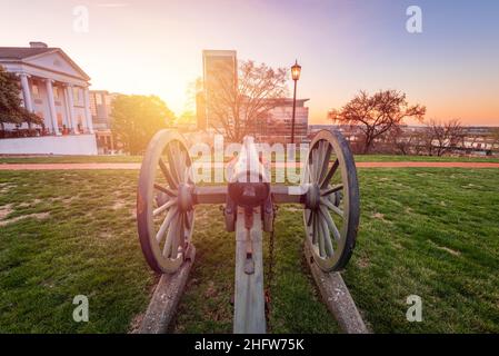 Historique Richmond, Virginie, États-Unis avec un vieux canon à l'aube. Banque D'Images