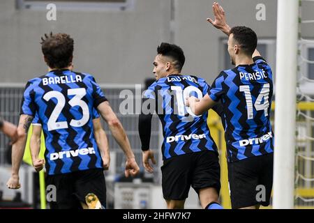 Marco Alpozzi/Lapresse 21 février 2021 Milan, Italie sport football Milan vs Inter - Italian football Championship League A TIM 2020/2021 - Stadio Giuseppe Meazza dans le pic: Lautaro Martinez (FC Internazionale Milano); fête après avoir atteint le but 0-2 Banque D'Images