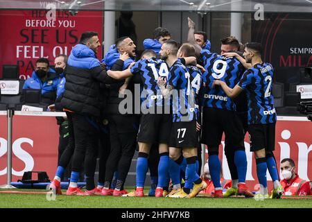 Marco Alpozzi/Lapresse 21 février 2021 Milan, Italie sport football Milan vs Inter - Italian football Championship League A TIM 2020/2021 - Stadio Giuseppe Meazza dans le pic: Lautaro Martinez (FC Internazionale Milano); fête après avoir atteint le but 0-2 Banque D'Images