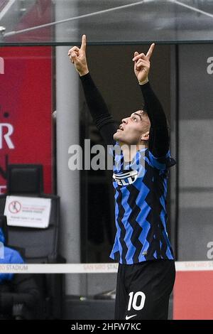 Marco Alpozzi/Lapresse 21 février 2021 Milan, Italie sport football Milan vs Inter - Italian football Championship League A TIM 2020/2021 - Stadio Giuseppe Meazza dans le pic: Lautaro Martinez (FC Internazionale Milano); fête après avoir atteint le but 0-2 Banque D'Images