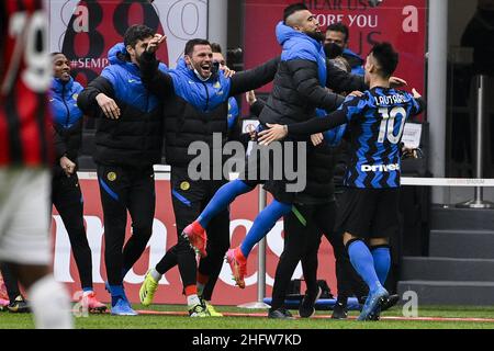 Marco Alpozzi/Lapresse 21 février 2021 Milan, Italie sport football Milan vs Inter - Italian football Championship League A TIM 2020/2021 - Stadio Giuseppe Meazza dans le pic: Lautaro Martinez (FC Internazionale Milano); fête après avoir atteint le but 0-2 Banque D'Images