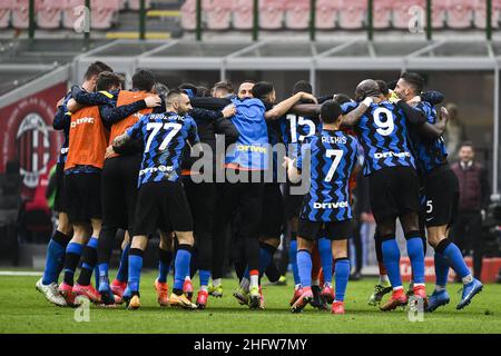 Marco Alpozzi/Lapresse 21 février 2021 Milan, Italie sport football Milan vs Inter - Italien football Championship League A TIM 2020/2021 - Stadio Giuseppe Meazza dans le pic: Les inter joueurs célèbrent au coup de sifflet final Banque D'Images