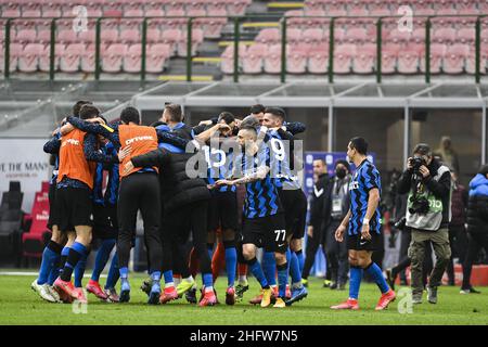 Marco Alpozzi/Lapresse 21 février 2021 Milan, Italie sport football Milan vs Inter - Italien football Championship League A TIM 2020/2021 - Stadio Giuseppe Meazza dans le pic: Les inter joueurs célèbrent au coup de sifflet final Banque D'Images