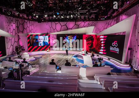 Lapresse - Claudio Furlan FEBRARY 24, 2021 - Milan(Italie)Sport Cyclisme les 21 étapes qui composent l'édition 104th du Giro d&#x2019;Italia dévoilé aujourd'hui dans les studios de Rai&#x2019;dans Corso Sempione.in le pic: Le spectacle Banque D'Images