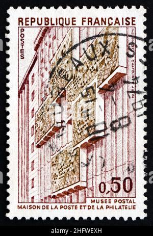 FRANCE - VERS 1973 : un timbre imprimé en France montre le Musée postal, ouverture du nouveau Musée de la poste et de la philatélie, Paris, vers 1973 Banque D'Images