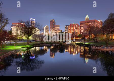 Charlotte, Caroline du Nord, États-Unis, vue d'horizon dans le centre-ville de Marshall Park la nuit. Banque D'Images