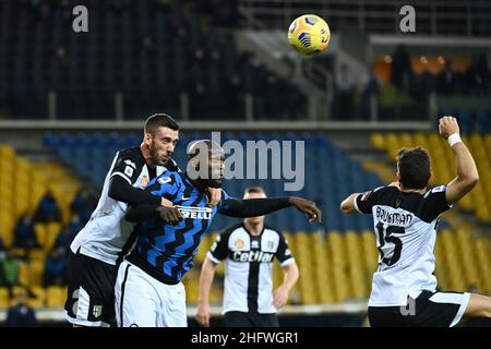 Massimo Paolone/Lapresse 4 mars 2021 Parme, Italie football Parme vs Inter - Italien football Championship League A TIM 2020/2021 - Stade Ennio Tardini dans le pic: Romelu Lukaku (FC Internazionale Milano) concurrence pour le ballon avec Mattia Bani (Parme Calcio) Banque D'Images