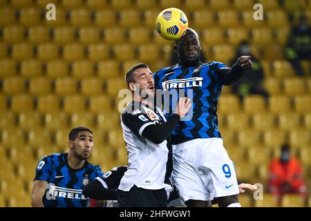 Massimo Paolone/Lapresse 4 mars 2021 Parme, Italie football Parme vs Inter - Italien football Championship League A TIM 2020/2021 - Stade Ennio Tardini dans le pic: Romelu Lukaku (FC Internazionale Milano) concurrence pour le ballon avec Mattia Bani (Parme Calcio) Banque D'Images