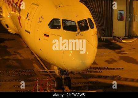 Avions à l'aéroport international El Dorado Bogota Columbia pilotes d'avion de ligne de cockpit décollent arrêt d'atterrissage arrêté avant portes garées nez Banque D'Images