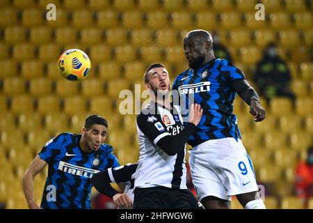 Massimo Paolone/Lapresse 4 mars 2021 Parme, Italie football Parme vs Inter - Italien football Championship League A TIM 2020/2021 - Stade Ennio Tardini dans le pic: Romelu Lukaku (FC Internazionale Milano) concurrence pour le ballon avec Mattia Bani (Parme Calcio) Banque D'Images