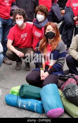 Mauro Scrobogna /Lapresse 06 mars 2021 Rome, Italie politique mouvement de la sardine - PD secrétaire crise dans la photo: Les représentants du mouvement de la sardine Mattia Santori Jasmine Cristallo pendant l'initiative sous le siège du Parti démocratique Banque D'Images