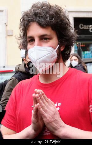 Mauro Scrobogna /Lapresse 06 mars 2021 Rome, Italie politique mouvement de la sardine - PD secrétaire crise dans la photo: L'exposant du mouvement de la sardine Mattia Santori pendant l'initiative sous le siège du Parti démocratique Banque D'Images