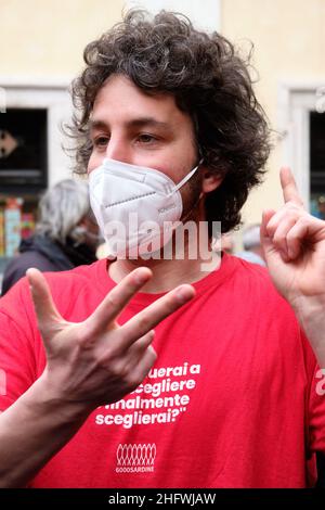 Mauro Scrobogna /Lapresse 06 mars 2021 Rome, Italie politique mouvement de la sardine - PD secrétaire crise dans la photo: L'exposant du mouvement de la sardine Mattia Santori pendant l'initiative sous le siège du Parti démocratique Banque D'Images