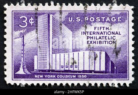 ÉTATS-UNIS D'AMÉRIQUE - VERS 1956 : un timbre imprimé aux États-Unis montre le New York Coliseum et le Columbus Monument, vers 1956 Banque D'Images