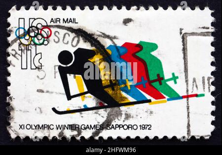 ÉTATS-UNIS D'AMÉRIQUE - VERS 1972 : un timbre imprimé aux États-Unis montre ski, Jeux olympiques d'hiver de 11th, Sapporo, Japon, vers 1972 Banque D'Images