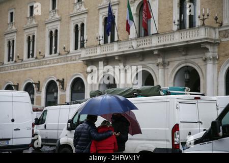 Cecilia Fabiano/Lapresse 08 mars 2021 Roma (Italie) Actualités : démonstration de pédalos dans le pic : pédalos bloquant la piazza Venezia avec leurs fourgonnettes et leurs stands Banque D'Images