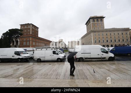 Cecilia Fabiano/Lapresse 08 mars 2021 Roma (Italie) Actualités : démonstration de pédalos dans le pic : pédalos bloquant la piazza Venezia avec leurs fourgonnettes et leurs stands Banque D'Images