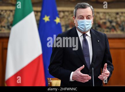 Foto Ettore Ferrari/Lapresse/POOL Ansa10 marzo 2021 Roma, Italia PoliticaIl presidente del Consiglio, Mario Draghi, durante la firma del ''Patto per l'innovazione del lavoro pubblico e la coesione sociale''.photo Ettore Ferrari/Lapresse/POOL AnsaMarch 10, 2021 Pacte d'innovation pour le service civil Draghi (Italie) Banque D'Images