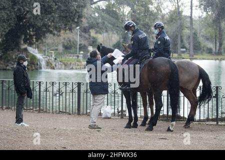 Roberto Monaldo / Lapresse 16-03-2021 Rome (Italie) Actualités la police d'Etat vérifie le respect de la zone rouge du pic police à cheval à Villa Borghese Banque D'Images