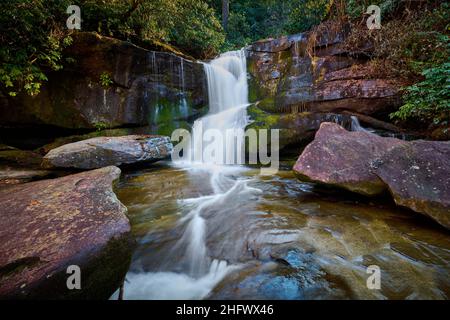 Chutes Cedar Rock dans la forêt nationale de Pisgah, près de Brevard, en Caroline du Nord. Banque D'Images