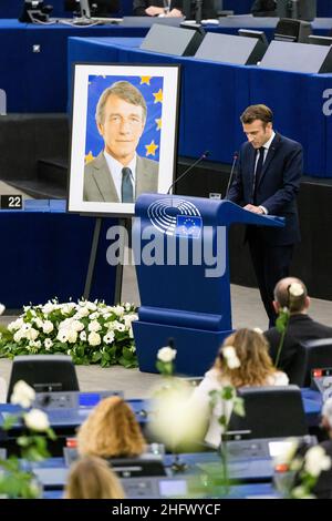 17 janvier 2022, France, Straßburg: Emmanuel Macron, Président de la France, prononce une allocution lors d'une cérémonie commémorative du regretté ancien Président du Parlement européen, Sassoli, devant le Parlement européen.Photo: Philipp Von Ditfurth/dpa Banque D'Images