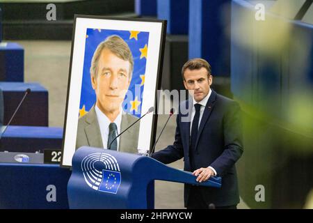 17 janvier 2022, France, Straßburg: Emmanuel Macron, Président de la France, prononce une allocution lors d'une cérémonie commémorative du regretté ancien Président du Parlement européen, Sassoli, devant le Parlement européen.Photo: Philipp Von Ditfurth/dpa Banque D'Images