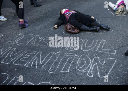 Cecilia Fabiano/Lapresse 25 mars 2021 Roma (Italie) Actualités : démonstration en cours de la convention d'Istanbul dans le pic : la manifestation sur la piazza Indipendenza Banque D'Images