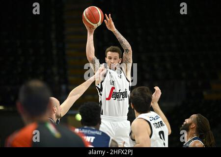 Massimo Paolone/Lapresse 28 mars 2021 Bologna, Italie panier sport Virtus Bologna vs Fortitudo Bologna - LBA Serie A UnipolSai - Virtus Arena dans la photo: Josh Adams (Virtus Segafredo Bologna) en action Banque D'Images