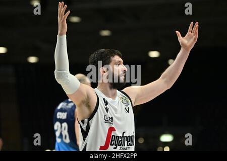 Massimo Paolone/Lapresse 28 mars 2021 Bologna, Italie panier sport Virtus Bologna vs Fortitudo Bologna - LBA Serie A UnipolSai - Virtus Arena dans la photo: Stefan Markovic (Virtus Segafredo Bologna) regarde sur Banque D'Images