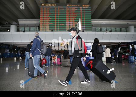 Foto Cecilia Fabiano/ Lapresse 01 avril 2021 Roma (Italia) Cronaca Voli in partenza nel periodo di Pasqua dall’Aeroporto di Fiumicino Nella foto:Passeggeri nell'aeroporto Leonardo Da Vinci photo Cecilia Fabiano/Lapresse 01 avril 2021 Rome (Italie) Actualités l'étrange cas de l'éclusage de l'Italie, où les voyages à l'étranger sont toujours autorisés dans le pic: Passagers à Leonardo da Vinci, aéroport Fiumicino Banque D'Images