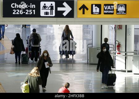 Foto Cecilia Fabiano/ Lapresse 01 avril 2021 Roma (Italia) Cronaca Voli in partenza nel periodo di Pasqua dall’Aeroporto di Fiumicino Nella foto:Passeggeri nell'aeroporto Leonardo Da Vinci photo Cecilia Fabiano/Lapresse 01 avril 2021 Rome (Italie) Actualités l'étrange cas de l'éclusage de l'Italie, où les voyages à l'étranger sont toujours autorisés dans le pic: Passagers à Leonardo da Vinci, aéroport Fiumicino Banque D'Images