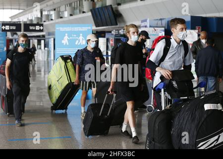 Foto Cecilia Fabiano/ Lapresse 01 avril 2021 Roma (Italia) Cronaca Voli in partenza nel periodo di Pasqua dall’Aeroporto di Fiumicino Nella foto:Passeggeri nell'aeroporto Leonardo Da Vinci photo Cecilia Fabiano/Lapresse 01 avril 2021 Rome (Italie) Actualités l'étrange cas de l'éclusage de l'Italie, où les voyages à l'étranger sont toujours autorisés dans le pic: Passagers à Leonardo da Vinci, aéroport Fiumicino Banque D'Images