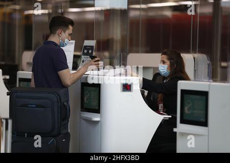 Foto Cecilia Fabiano/ Lapresse 01 avril 2021 Roma (Italia) Cronaca Voli in partenza nel periodo di Pasqua dall’Aeroporto di Fiumicino Nella foto:Passeggeri nell'aeroporto Leonardo Da Vinci photo Cecilia Fabiano/Lapresse 01 avril 2021 Rome (Italie) Actualités l'étrange cas de l'éclusage de l'Italie, où les voyages à l'étranger sont toujours autorisés dans le pic: Passagers à Leonardo da Vinci, aéroport Fiumicino Banque D'Images