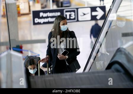 Foto Cecilia Fabiano/ Lapresse 01 avril 2021 Roma (Italia) Cronaca Voli in partenza nel periodo di Pasqua dall’Aeroporto di Fiumicino Nella foto:Passeggeri nell'aeroporto Leonardo Da Vinci photo Cecilia Fabiano/Lapresse 01 avril 2021 Rome (Italie) Actualités l'étrange cas de l'éclusage de l'Italie, où les voyages à l'étranger sont toujours autorisés dans le pic: Passagers à Leonardo da Vinci, aéroport Fiumicino Banque D'Images