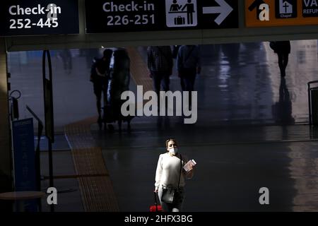 Foto Cecilia Fabiano/ Lapresse 01 avril 2021 Roma (Italia) Cronaca Voli in partenza nel periodo di Pasqua dall’Aeroporto di Fiumicino Nella foto:Passeggeri nell'aeroporto Leonardo Da Vinci photo Cecilia Fabiano/Lapresse 01 avril 2021 Rome (Italie) Actualités l'étrange cas de l'éclusage de l'Italie, où les voyages à l'étranger sont toujours autorisés dans le pic: Passagers à Leonardo da Vinci, aéroport Fiumicino Banque D'Images