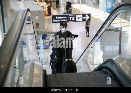 Foto Cecilia Fabiano/ Lapresse 01 avril 2021 Roma (Italia) Cronaca Voli in partenza nel periodo di Pasqua dall’Aeroporto di Fiumicino Nella foto:Passeggeri nell'aeroporto Leonardo Da Vinci photo Cecilia Fabiano/Lapresse 01 avril 2021 Rome (Italie) Actualités l'étrange cas de l'éclusage de l'Italie, où les voyages à l'étranger sont toujours autorisés dans le pic: Passagers à Leonardo da Vinci, aéroport Fiumicino Banque D'Images